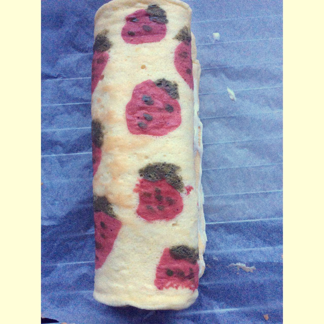 彩绘草莓蛋糕卷