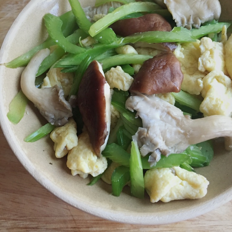 芹菜炒鸡蛋