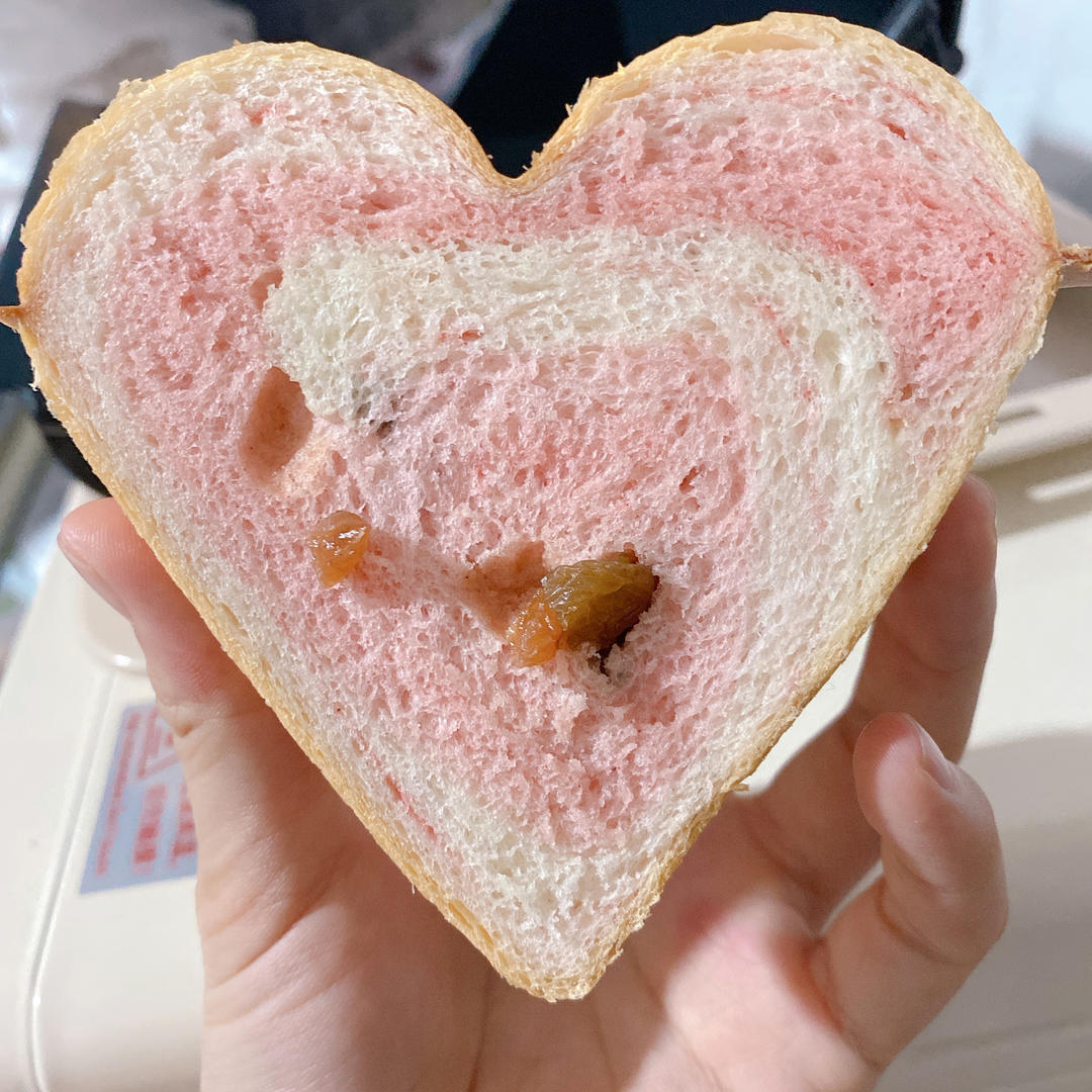 粉色蜜豆爱心吐司