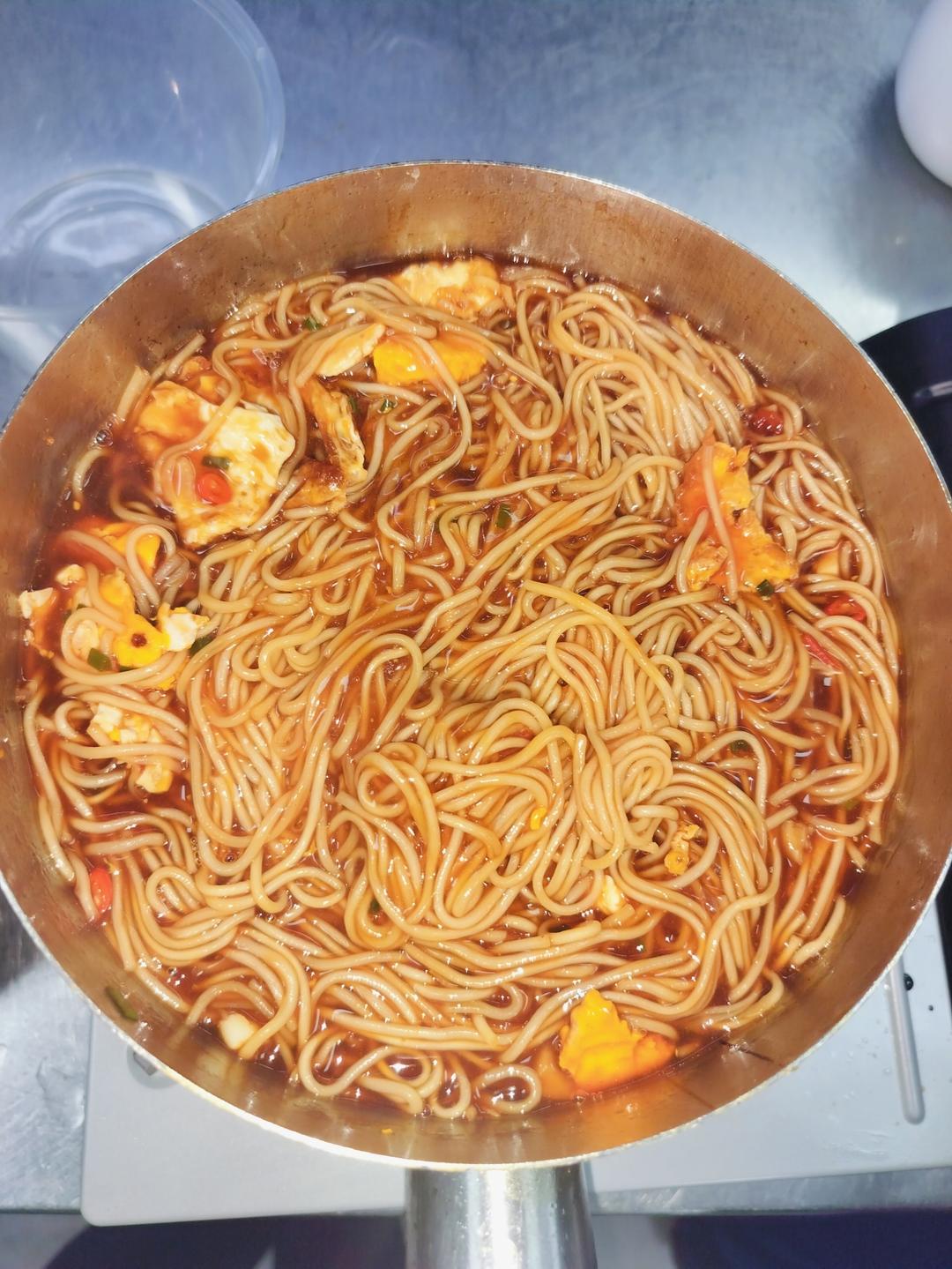 好吃到汤汁不剩～浓郁的番茄荷包蛋焖面