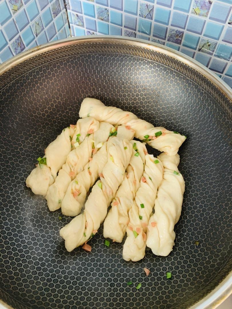生煎葱油卷子（我觉的就是生煎包和葱油花卷的完美融合！）