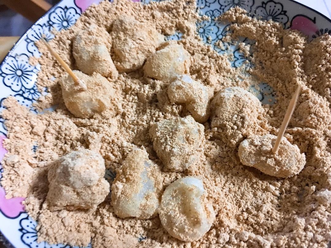 黄豆粉滚麻糍