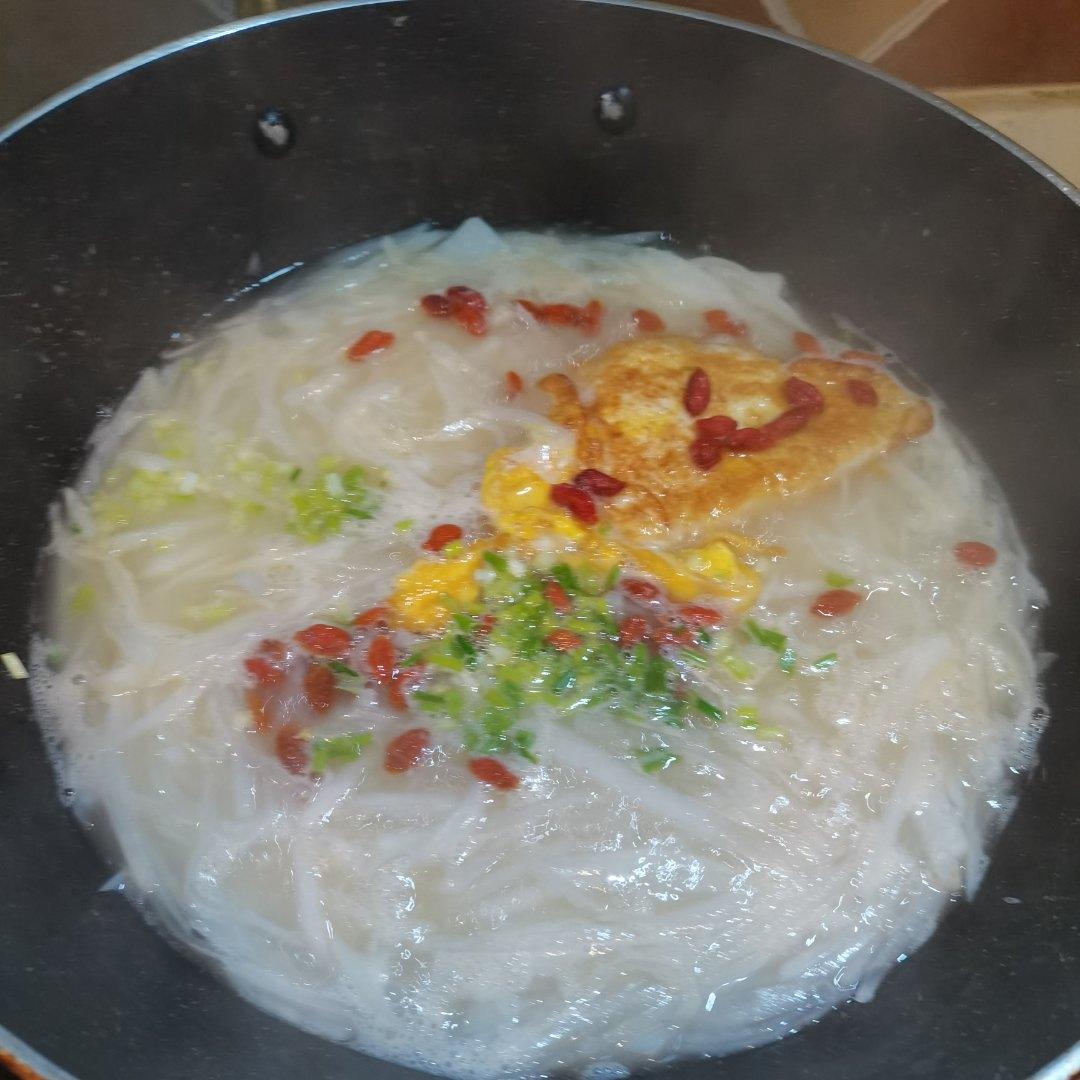 适合宝宝秋天喝的汤·煎蛋白萝卜汤