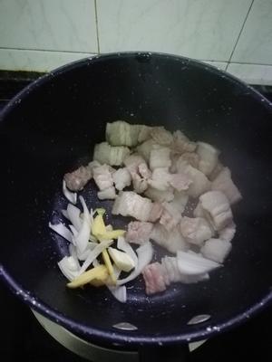 简单的韩式五花肉泡菜豆腐锅的做法 步骤4