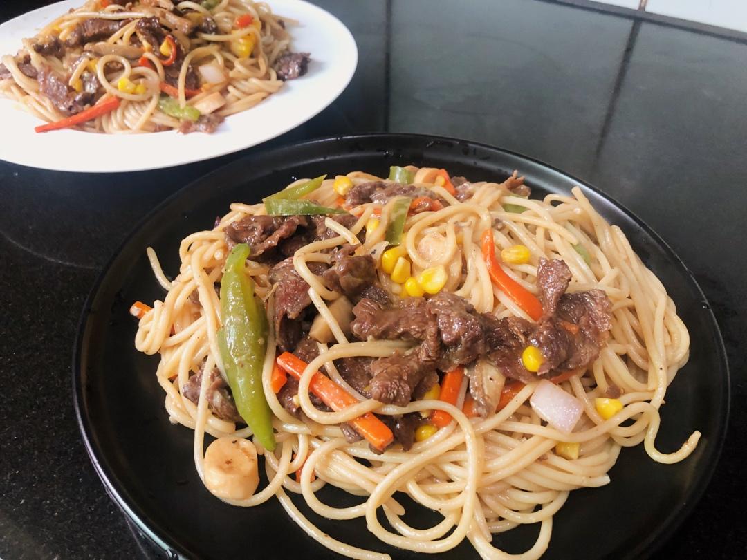 黑椒牛柳炒意面