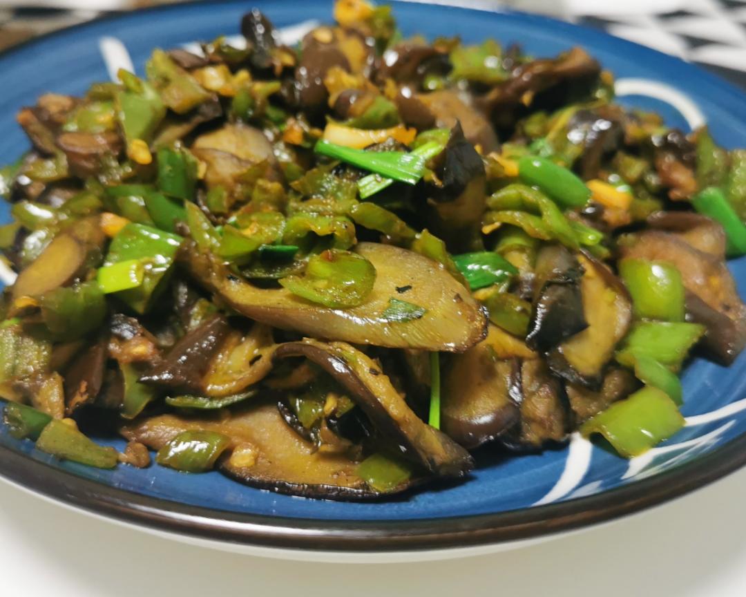 不费油的青椒炒茄子的做法