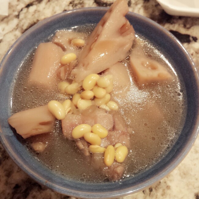 莲藕黄豆猪脚汤