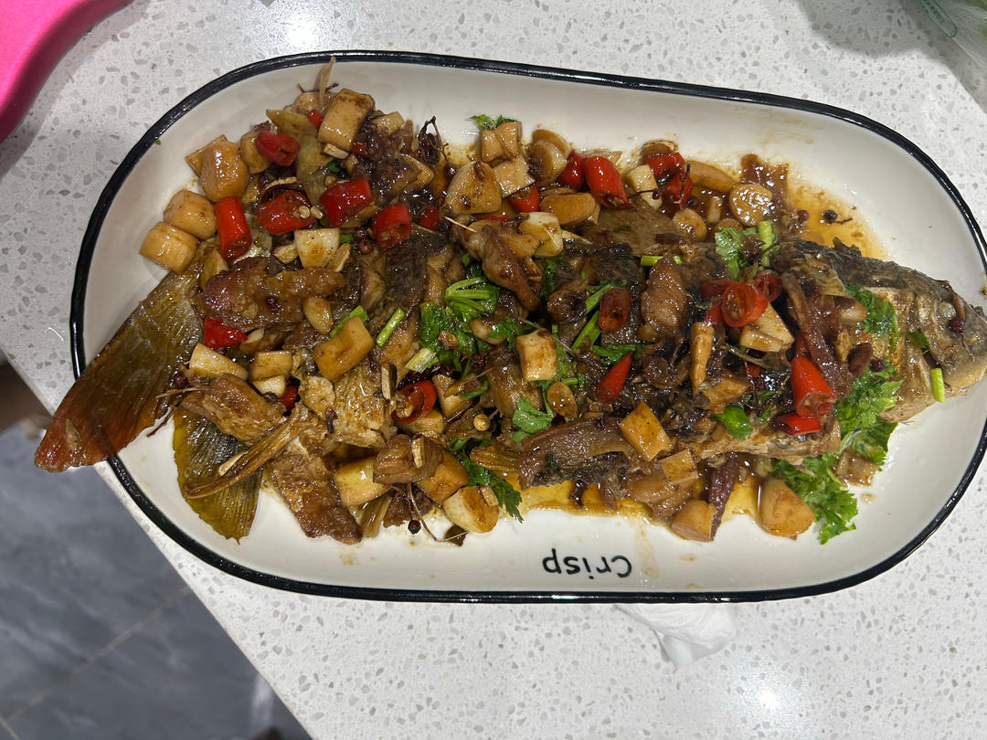 厨师长教你：“干烧鲤鱼”的家常做法，汤汁郁浓，肉嫩软糯