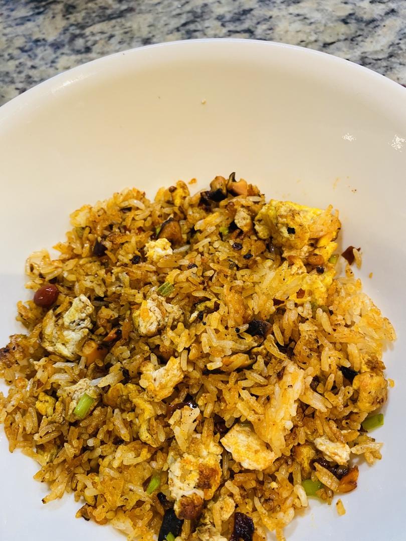 蛋炒饭不要只放鸡蛋了，加点老干妈，生抽耗油都不需要了，香喷喷