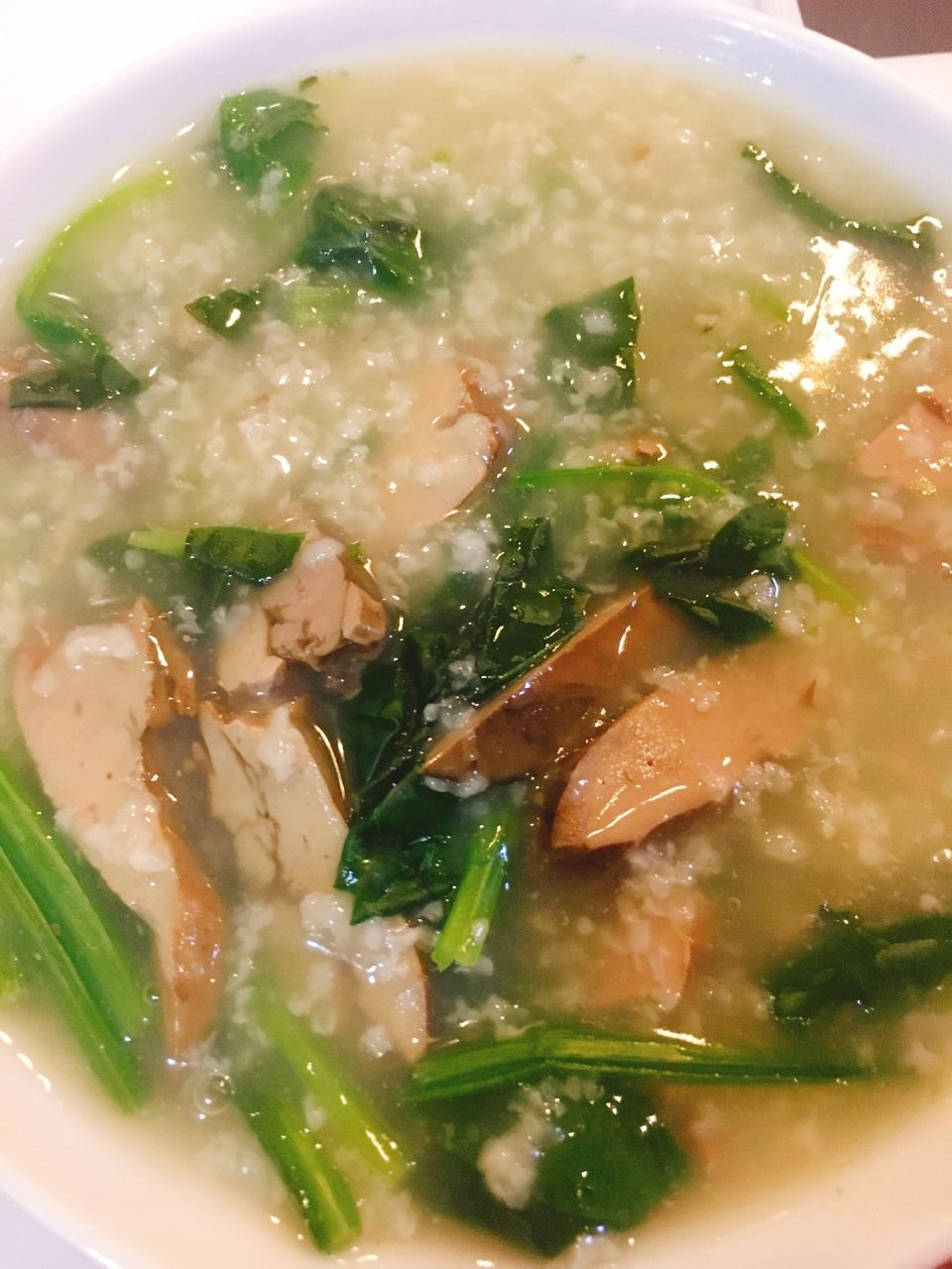 不太好吃,灵机一动,要么试试鸭肝菠菜粥,放一点酒和盐,还挺好吃的,一