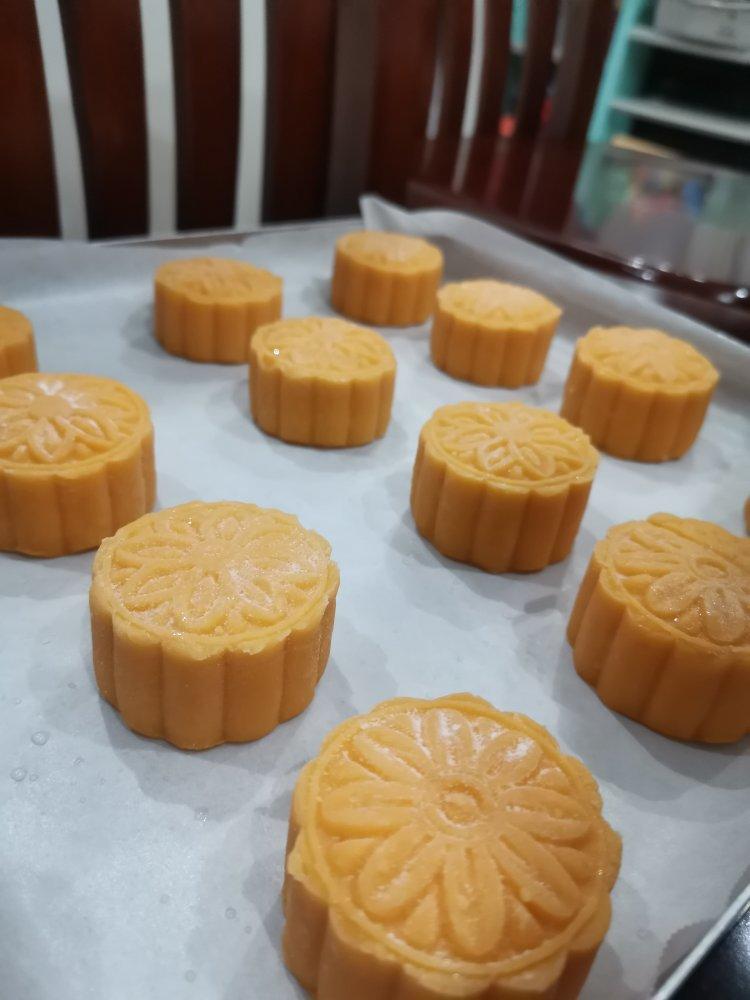 💃奶黄流心月饼——这是可以让你坐稳朋友圈厨霸位置的月饼🥮，没人点赞算我输👎