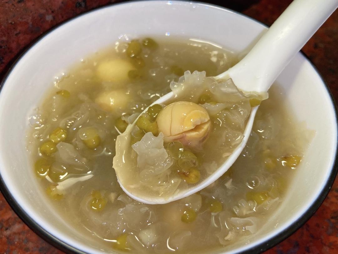 银耳莲子绿豆汤