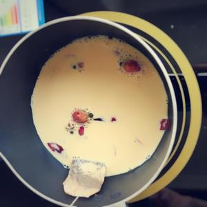 【冬日热饮】玫瑰奶茶的做法 步骤2
