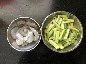 黑胡椒虾仁炒黄瓜‼️鲜到掉眉毛，10分钟快手减肥菜的做法 步骤1