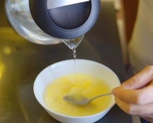 懒人微波炉版 - 一碗鸡蛋羹/蒸蛋！（5分钟内搞定）的做法 步骤3