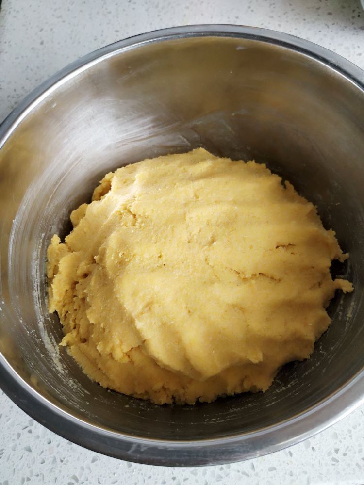 不加白面的玉米面饼子（蒸锅版）的做法 步骤4