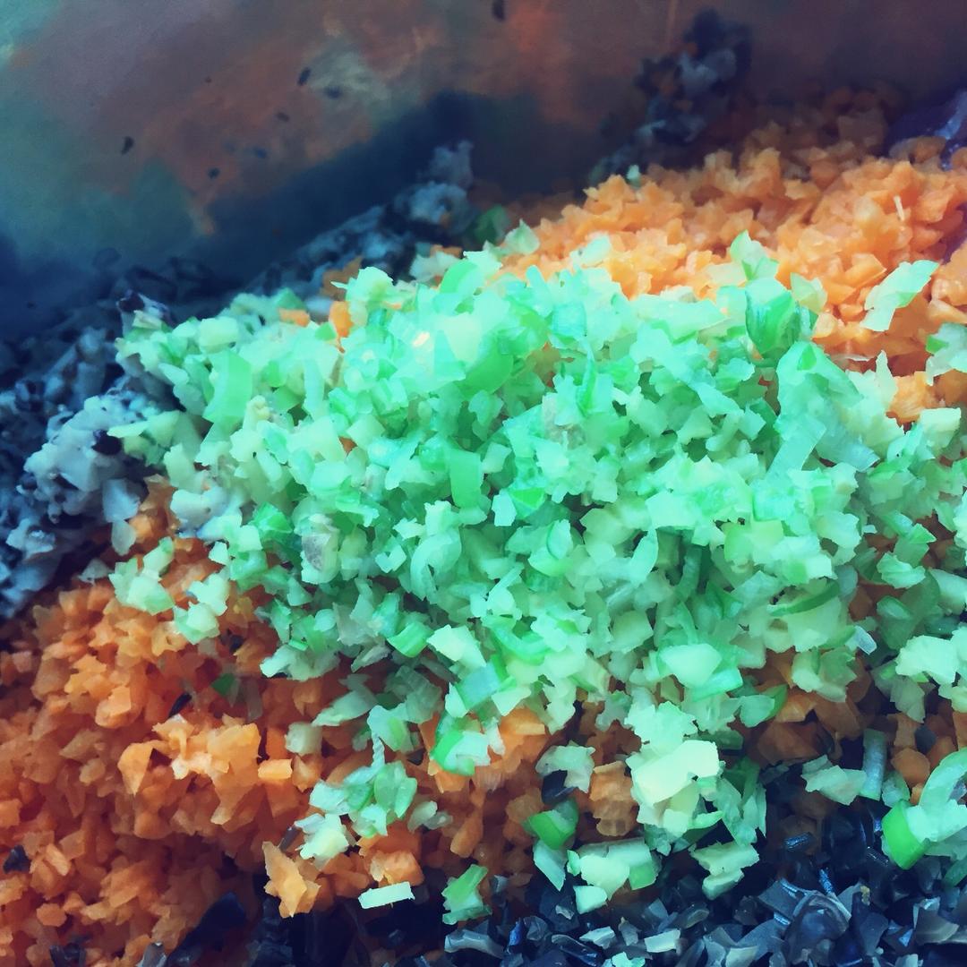 猪肉木耳胡萝卜蘑菇萝卜叶饺子的做法 步骤6