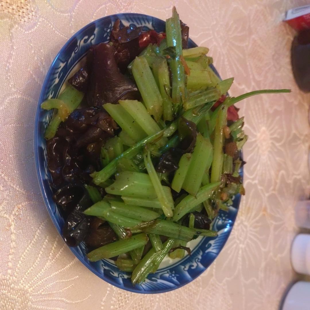 芹菜炒木耳 嫩是这样取经摘出来的