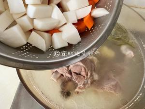 红白萝卜大骨汤的做法 步骤7