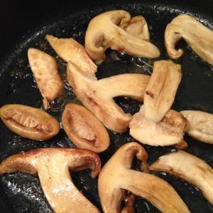 黄油煎新鲜松茸的做法 步骤4