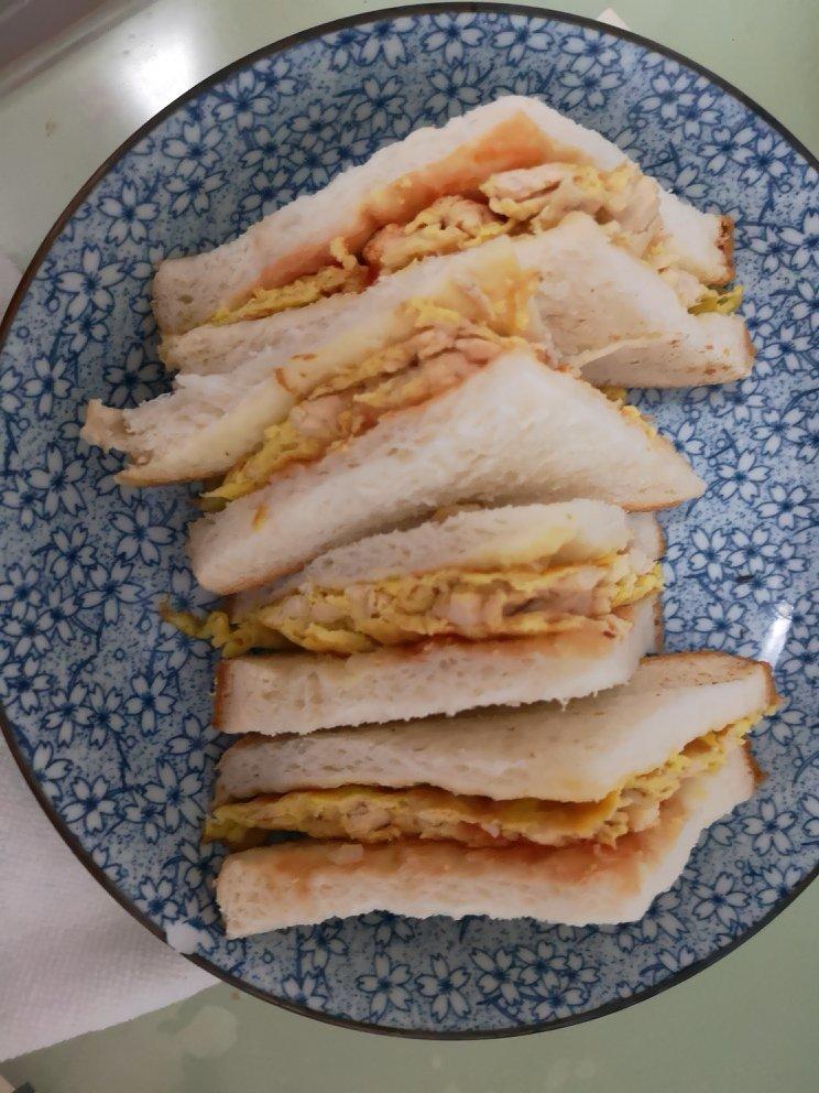 鸡蛋牛肉三明治