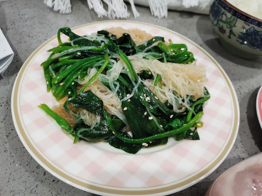 开胃爽口又营养的菠菜拌粉丝