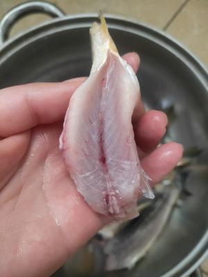 平底锅5步煎出香嫩可口的小黄花鱼的做法 步骤2
