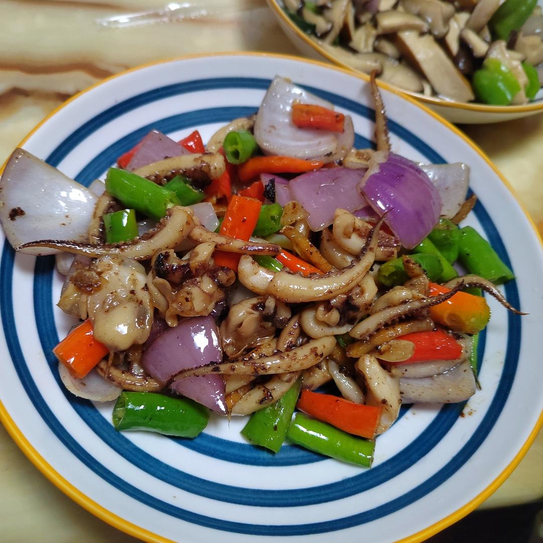 爆炒鱿鱼须，加上这一步，可以与铁板鱿鱼媲美