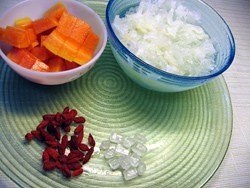 木瓜枸杞银耳汤的做法 步骤2