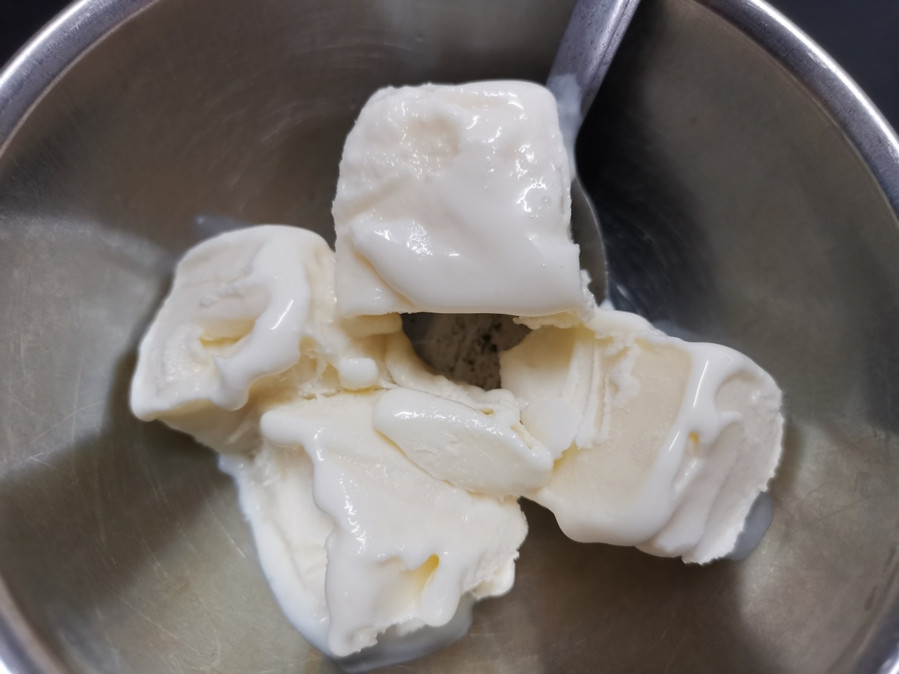 大白兔奶糖味的冰淇淋的做法