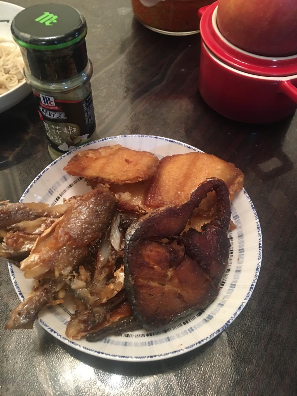 青花椒煎鱼的做法