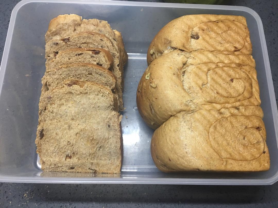 红枣核桃黑全麦吐司