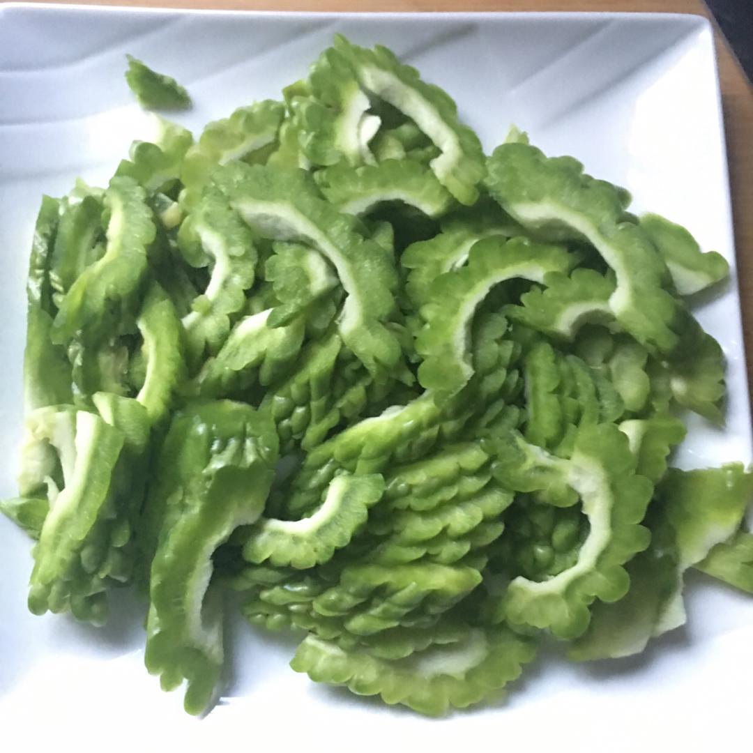 夏季消暑必备蔬菜🥬清炒苦瓜的做法 步骤3