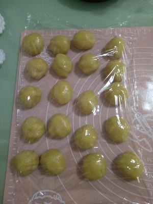 广式莲蓉蛋黄月饼的做法 步骤10