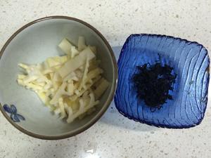 《昨日的美食》之竹笋海带芽味噌汤的做法 步骤2