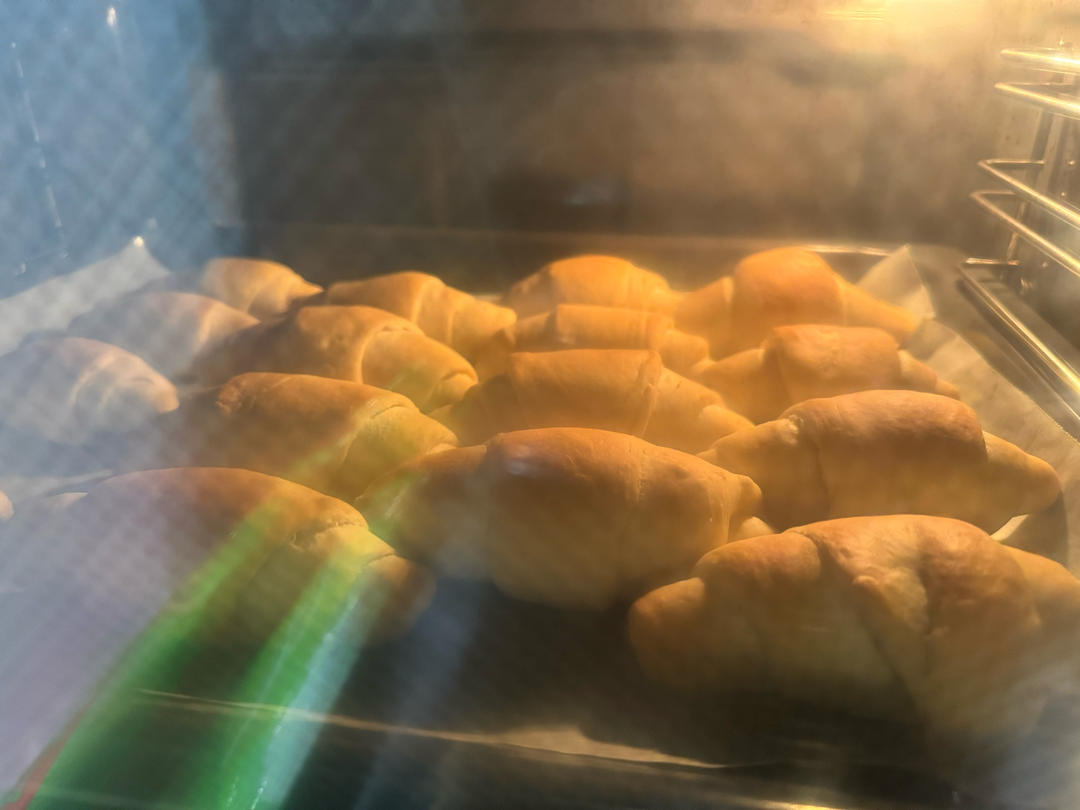 满盘牛角小面包