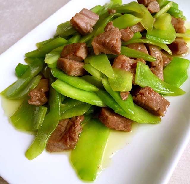 作品 烟火之旅做的午餐2015年1月26日 莴笋炒牛肉,不要问我为何牛肉不