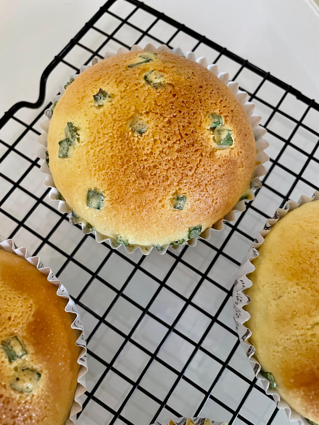 香葱肉松酥皮面包