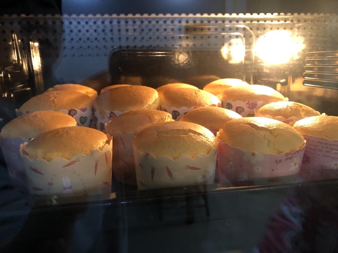 不塌不凹的纸杯戚风蛋糕