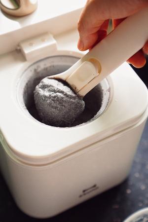 椰子脆皮奶香黑芝麻冰淇淋-BRUNO冰淇淋机的做法 步骤10