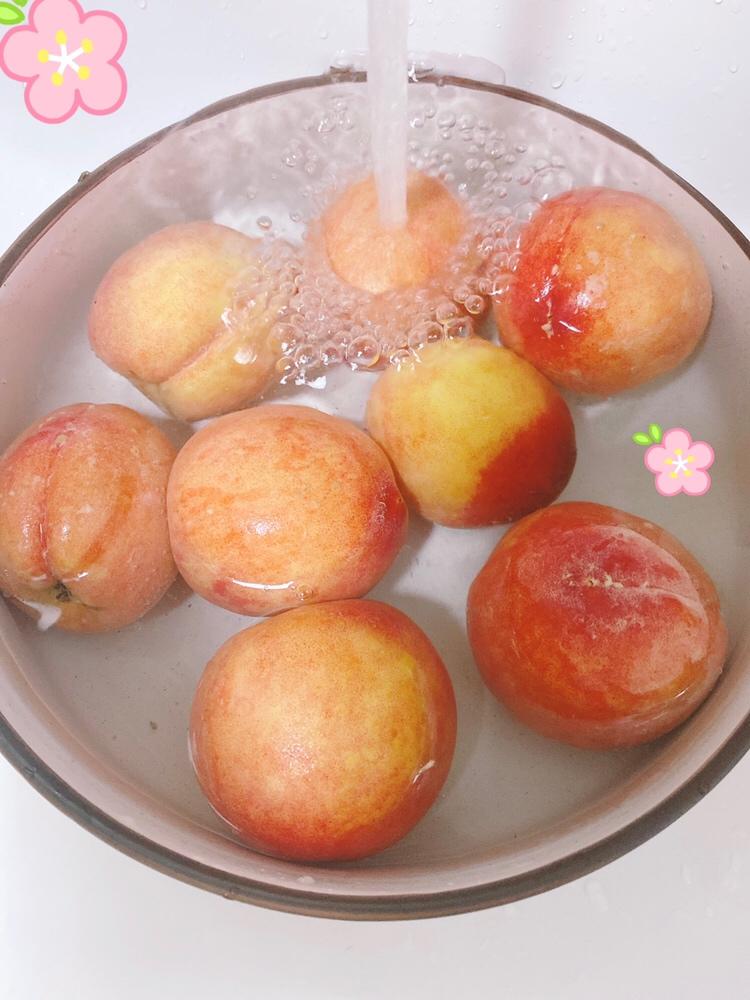 图里面是8个桃,但是我只用了3个,还有5个拿来泡桃子酒了.