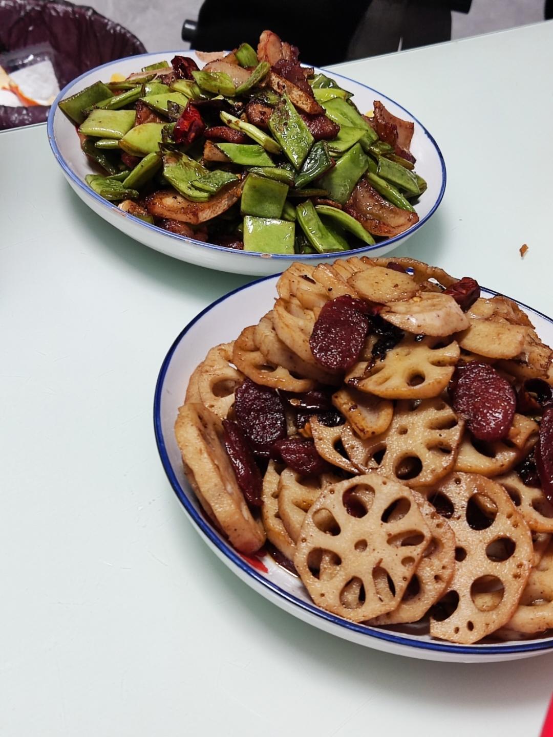 木耳炒腊肠藕片、荷兰豆—清肺养颜、清脆爽口