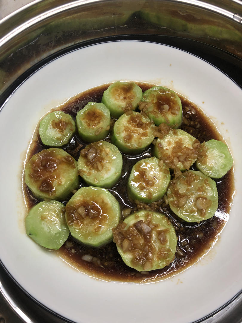 只需要五分钟就可以的美味蒜蓉蒸丝瓜