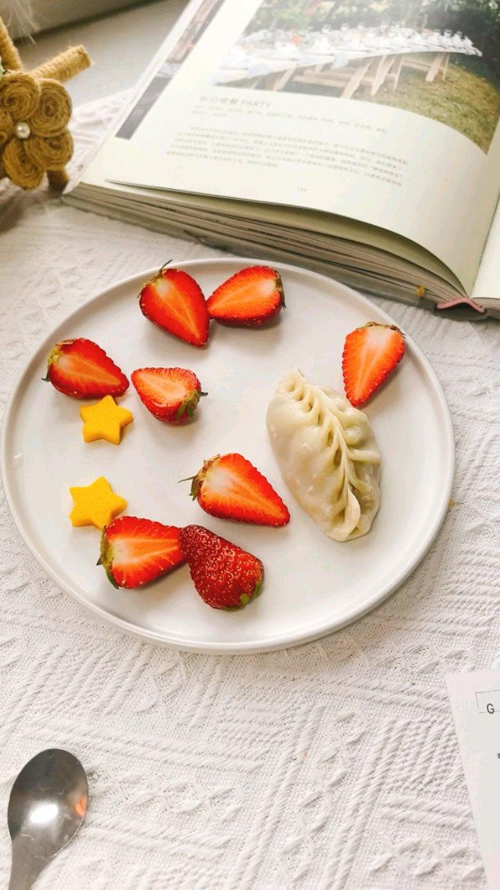 靓丽的草莓花骨朵