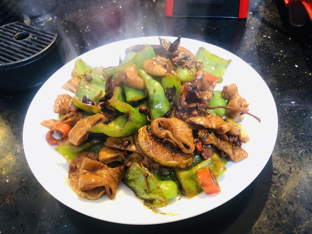 🔥干煸肥肠这样做，实在是太香了，好吃到停不下来😄