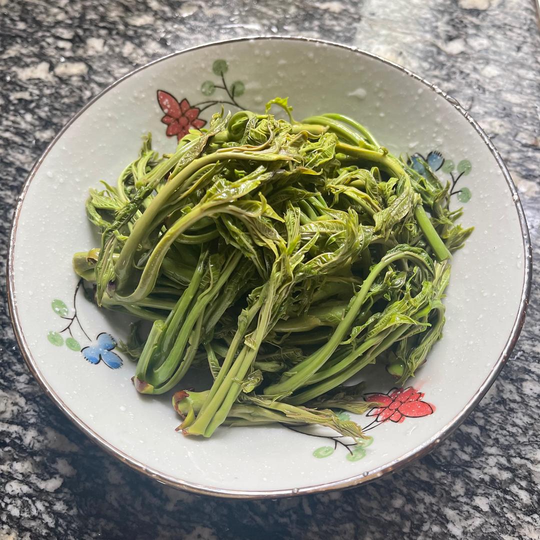 0人做过这道菜蟹哥小厨f春季时令菜凉拌香椿用料香椿1把盐3克味精1克