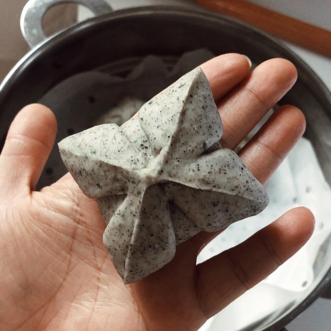 黑芝麻花瓣包（馒头）