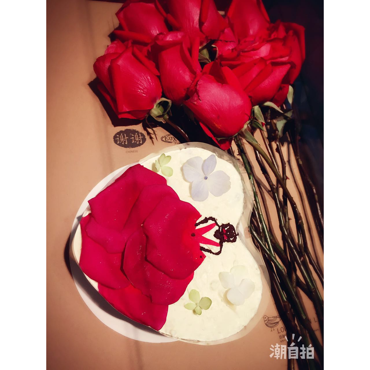 玫瑰花瓣生日蛋糕