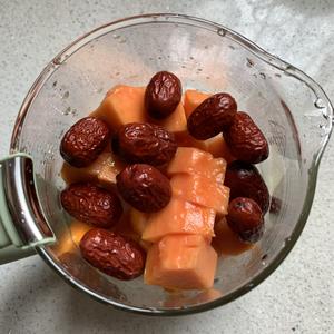 连吃三碗的木瓜枣子炖银耳的做法 步骤2