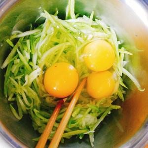 快手菜：西葫芦丝炒鸡蛋的做法 步骤4